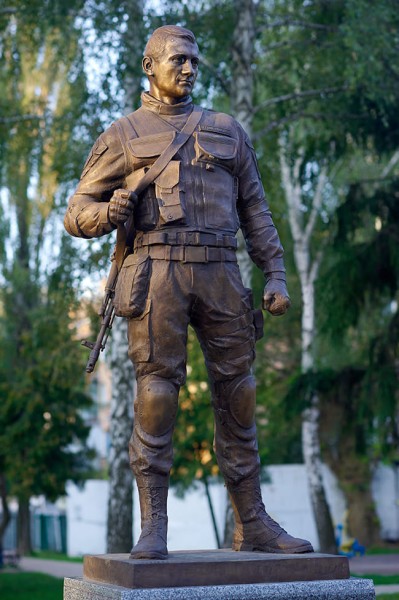 Бронзові пам'ятники військового ЗСУ і героям загиблим в АТО, бронзова скульптура військового під замовлення.