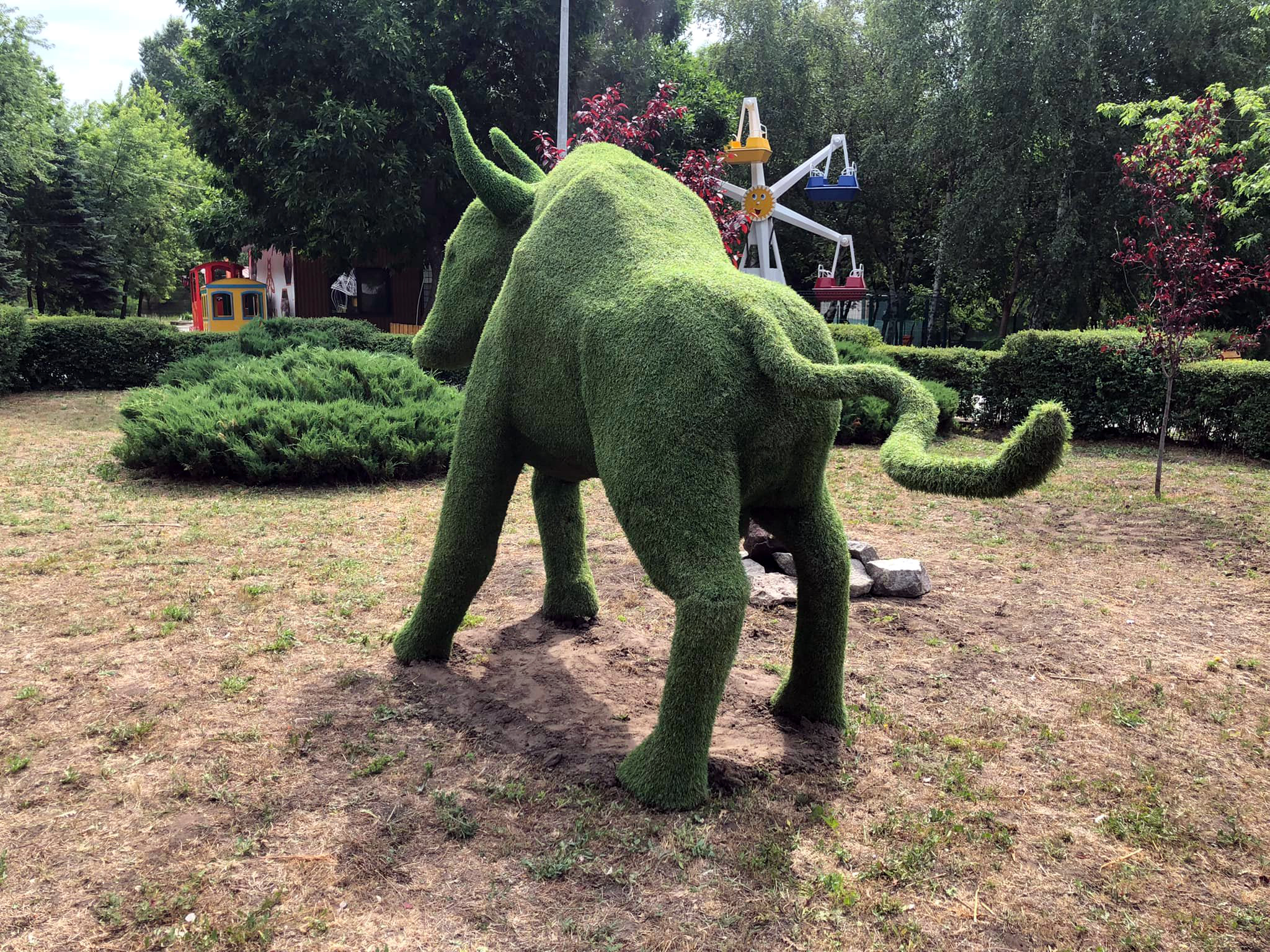 Топіарна фігура бика для парку в Кам'янському 