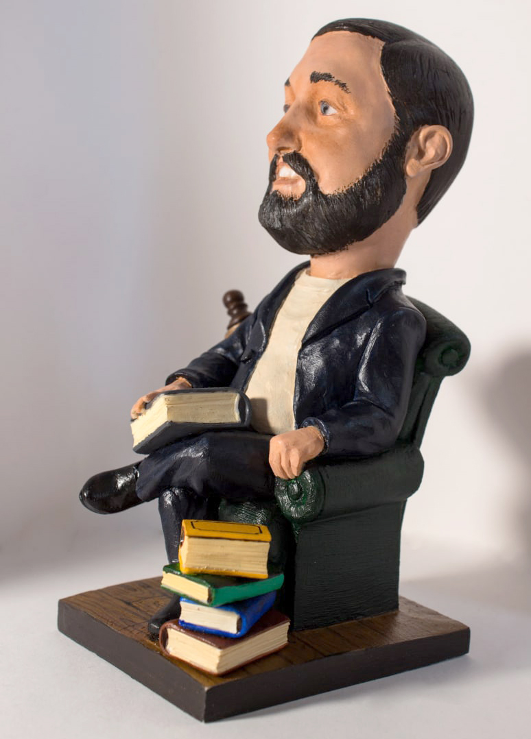 Шаржевая статуэтка Человек с книгами