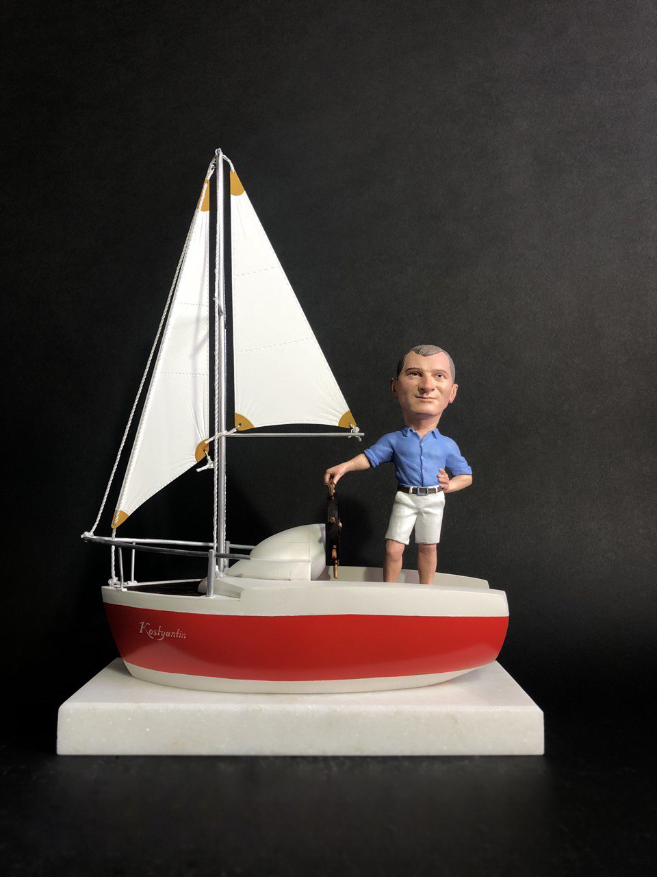 Cartoon figurine Under Sail