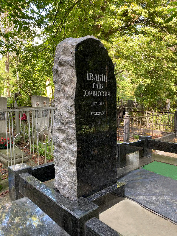 Monuments and tombstones made of granite to order 