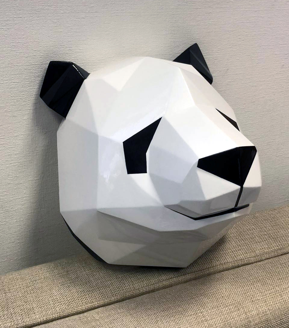 полигональная маска панды изготовлена из пластика 