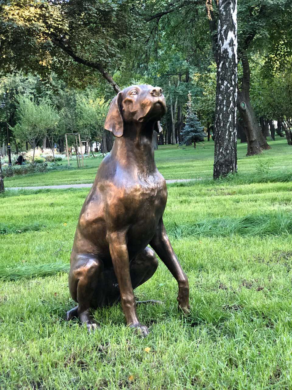 бронзовая фигура собаки