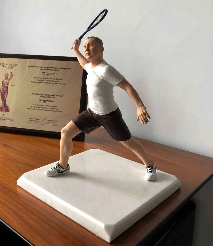 Cartoon figurine of a tennis player