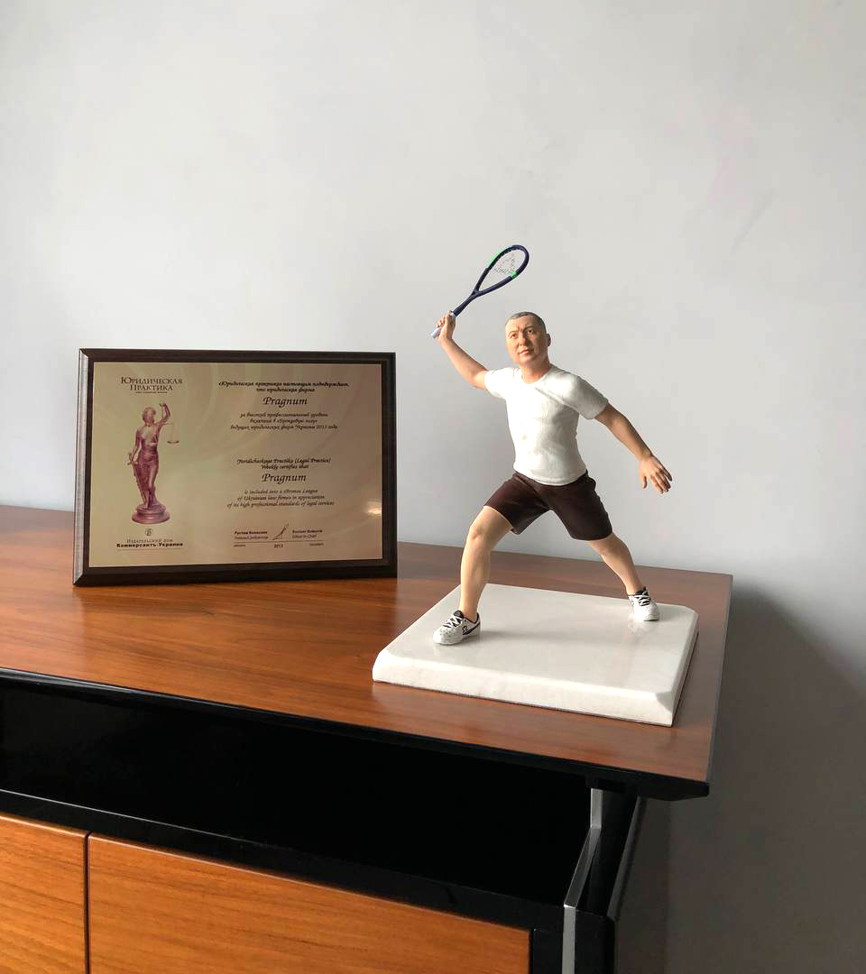 Cartoon figurine of a tennis player