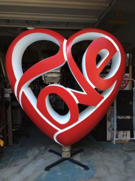Скульптура серця Love