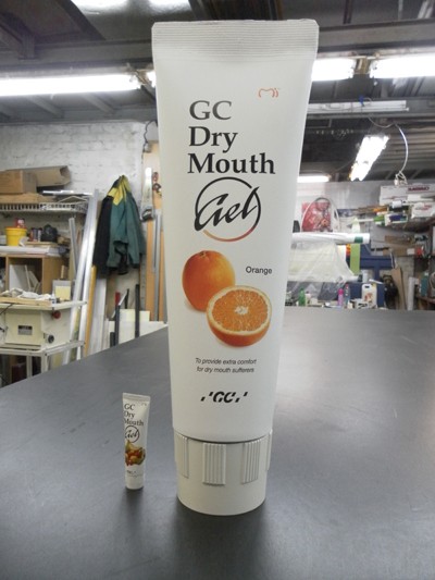 Volumetric advertising tube of cream