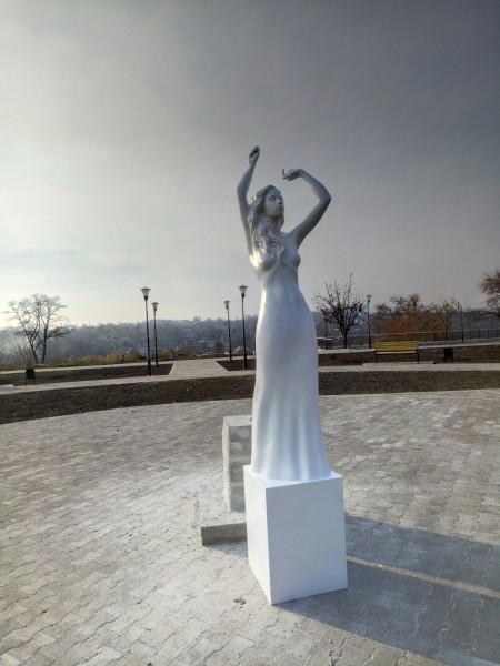 Скульптура садово-паркова танцівниця