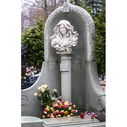 Пам'ятник погруддя жінки на могилу.