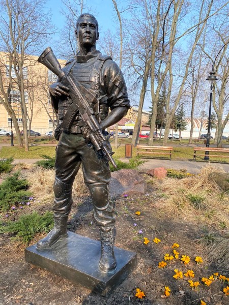 Бронзовая скульптура военного, памятники военным под заказ.