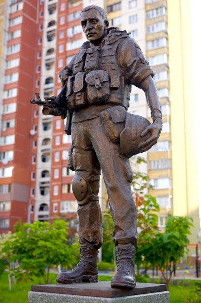 Пам'ятники військовим на замовлення, бронзова скульптура військового.