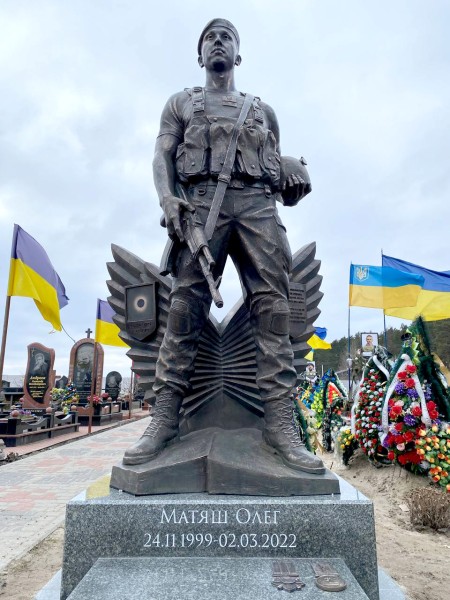 Monuments to the military of the Armed Forces of Ukraine and the heroes who died in the ATO, bronze sculpture of a military man to order.